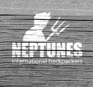 Next<span>Logo et signalétique Neptunes Backpackers</span><i>→</i>